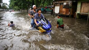 Aksi Para Pemotor Terobos Banjir di Tangerang