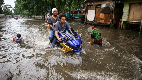 Aksi Para Pemotor Terobos Banjir di Tangerang