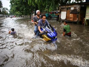 Aksi Para Pemotor Terobos Banjir di Tangerang