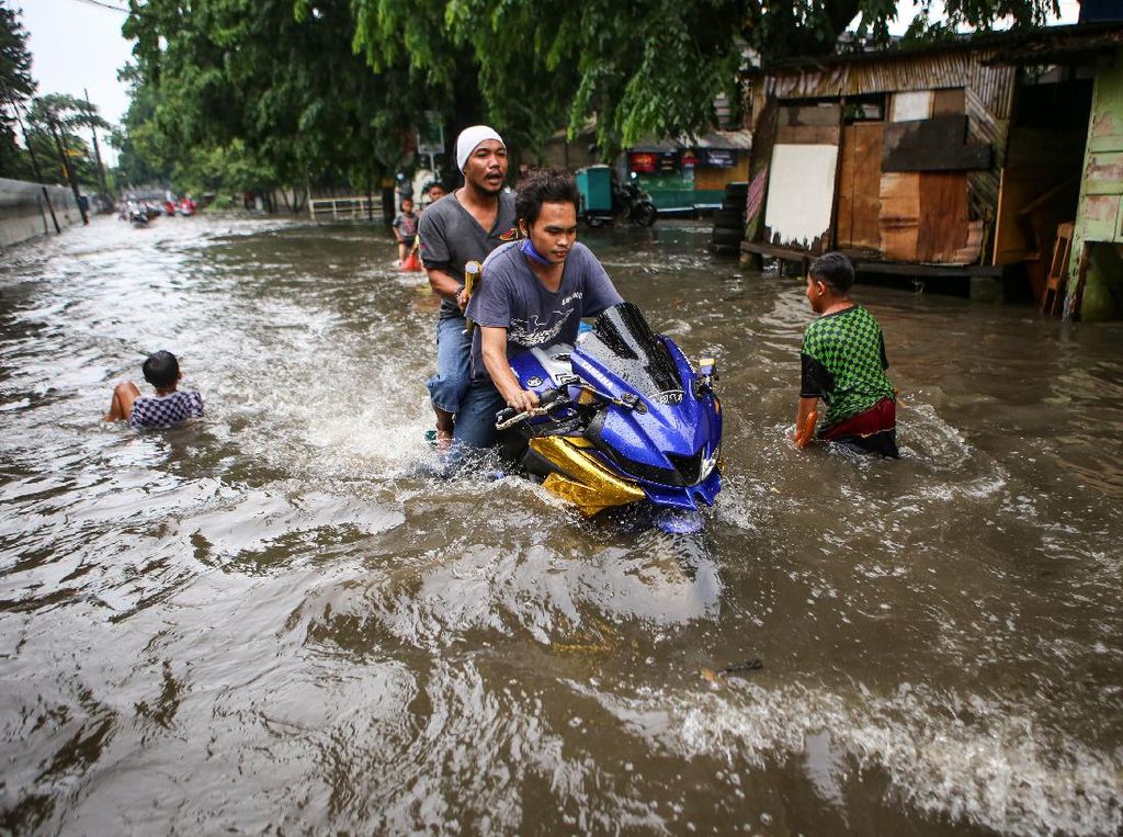Aksi Para Pemotor Terobos Banjir di Tangerang Aksi Para Pemotor Terobos Banjir di Tangerang