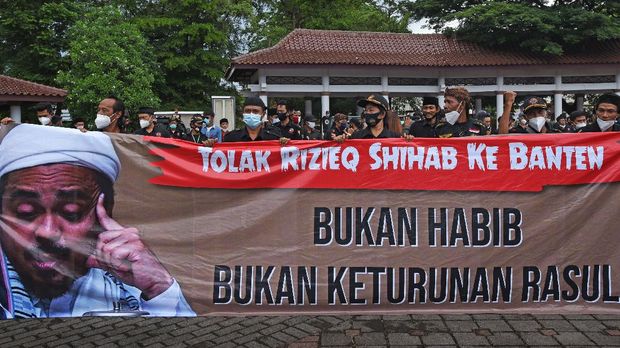 Sejumlah orang yang tergabung dalam Aliansi Warga Banten (AWAB) berunjuk rasa menolak rencana kedatangan Habib Rizieq Shihab (HRS) di Alun-alun Serang, Banten, Jumat (20/11/2020). ANTARA FOTO/Asep Fathulrahman/wsj.