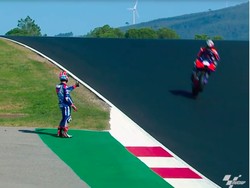 Momen Kocak Alex Rins Minta Tumpangan tapi Dicuekin Pebalap Lain