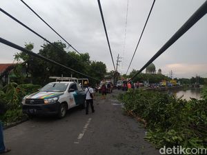 Hujan Disertai Angin Kencang Rusak 14 Rumah dan 3 Tiang Listrik di Sidoarjo