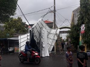 Hujan dan Angin Kencang di Surabaya, Atap Rumah Terbang Timpa Kabel Listrik