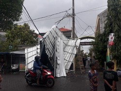 Hujan dan Angin Kencang di Surabaya, Atap Rumah Terbang Timpa Kabel Listrik