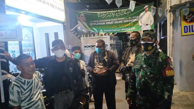 Datangi Petamburan Malam Hari, Aparat Minta Habib Rizieq Tes Swab Datangi Petamburan Malam Hari, Aparat Minta Habib Rizieq Tes Swab