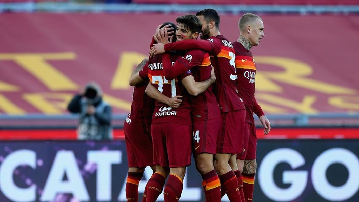 ROME, ITALY - NOVEMBER 22:  Henrikh Mkhitaryan with his teammates of AS Roma celebrates after scoring the teams second goal during the Serie A match between AS Roma and Parma Calcio at Stadio Olimpico on November 22, 2020 in Rome, Italy.  (Photo by Paolo Bruno/Getty Images)