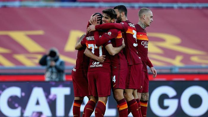 AS Roma ROME, ITALY - NOVEMBER 22: Henrikh Mkhitaryan with his teammates of AS Roma celebrates after scoring the teams second goal during the Serie A match between AS Roma and Parma Calcio at Stadio Olimpico on November 22, 2020 in Rome, Italy. (Photo by Paolo Bruno/Getty Images)