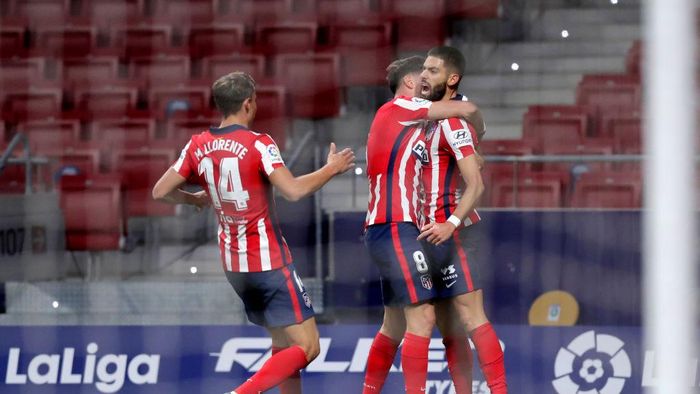 Atletico Madrid vs Barcelona MADRID, SPAIN - NOVEMBER 21: Yannick Carrasco of Atletico de Madrid celebrates with teammate Marcos Llorente and Saul Niguez after scoring his teams first goal during the La Liga Santander match between Atletico de Madrid and FC Barcelona at Estadio Wanda Metropolitano on November 21, 2020 in Madrid, Spain. Football Stadiums around Europe remain empty due to the Coronavirus Pandemic as Government social distancing laws prohibit fans inside venues resulting in fixtures being played behind closed doors. (Photo by Gonzalo Arroyo Moreno/Getty Images)