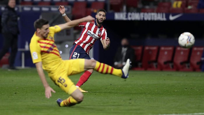 MADRID, SPAIN - NOVEMBER 21: Yannick Carrasco of Atletico de Madrid scores his teams first goal past Clement Lenglet of FC Barcelona during the La Liga Santander match between Atletico de Madrid and FC Barcelona at Estadio Wanda Metropolitano on November 21, 2020 in Madrid, Spain. Football Stadiums around Europe remain empty due to the Coronavirus Pandemic as Government social distancing laws prohibit fans inside venues resulting in fixtures being played behind closed doors. (Photo by Gonzalo Arroyo Moreno/Getty Images)