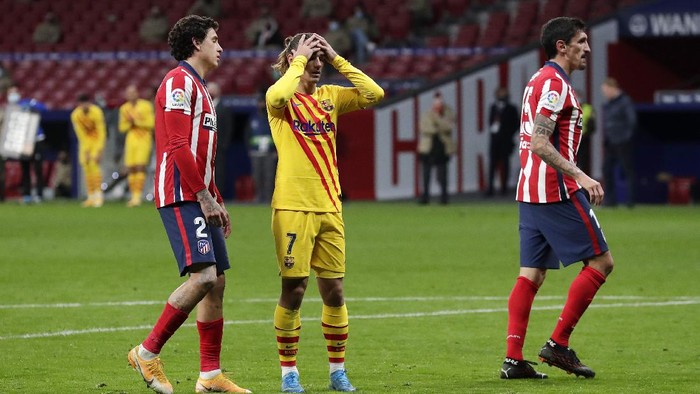 MADRID, SPAIN - NOVEMBER 21: Antoine Griezmann of FC Barcelona reacts during the La Liga Santander match between Atletico de Madrid and FC Barcelona at Estadio Wanda Metropolitano on November 21, 2020 in Madrid, Spain. Football Stadiums around Europe remain empty due to the Coronavirus Pandemic as Government social distancing laws prohibit fans inside venues resulting in fixtures being played behind closed doors. (Photo by Gonzalo Arroyo Moreno/Getty Images)