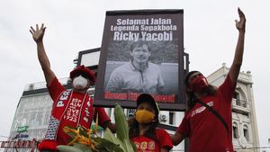 Begini Cara Suporter Bola di Solo Mengenang Mendiang Ricky Yacobi