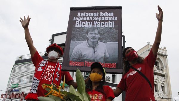 Begini Cara Suporter Bola di Solo Mengenang Mendiang Ricky Yacobi