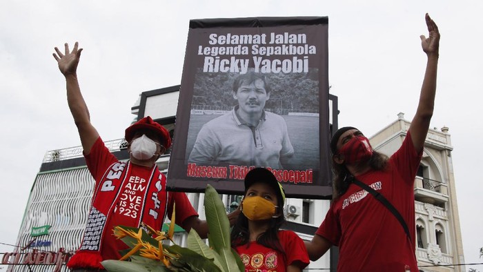 Begini Cara Suporter Bola di Solo Mengenang Mendiang Ricky Yakobi Suporter sepakbola di Solo mengusung poster ucapan duka atas kepergian Ricky Yakobi. Hal itu dilakukan sebagai salah satu cara mengenang sang legenda sepakbola.