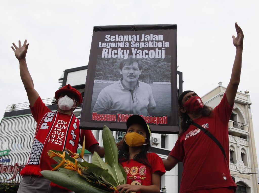 Begini Cara Suporter Bola di Solo Mengenang Mendiang Ricky Yacobi Begini Cara Suporter Bola di Solo Mengenang Mendiang Ricky Yacobi