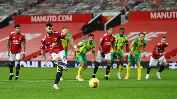 MANCHESTER, ENGLAND - NOVEMBER 21: Bruno Fernandes of Manchester United has a penalty saved, before a VAR review leads to him retaking it, due to Sam Johnstone of West Bromwich Albion ( not pictured) being off his line during the Premier League match between Manchester United and West Bromwich Albion at Old Trafford on November 21, 2020 in Manchester, England. Sporting stadiums around the UK remain under strict restrictions due to the Coronavirus Pandemic as Government social distancing laws prohibit fans inside venues resulting in games being played behind closed doors. (Photo by Catherine Ivill/Getty Images)