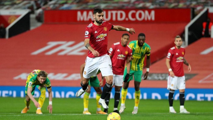 MANCHESTER, ENGLAND - NOVEMBER 21: Bruno Fernandes of Manchester United scores his teams first goal, a penalty which he is retaking following a VAR review that decided Sam Johnstone of West Bromwich Albion (not pictured) was off his line for the original penalty, during the Premier League match between Manchester United and West Bromwich Albion at Old Trafford on November 21, 2020 in Manchester, England. Sporting stadiums around the UK remain under strict restrictions due to the Coronavirus Pandemic as Government social distancing laws prohibit fans inside venues resulting in games being played behind closed doors. (Photo by Catherine Ivill/Getty Images)