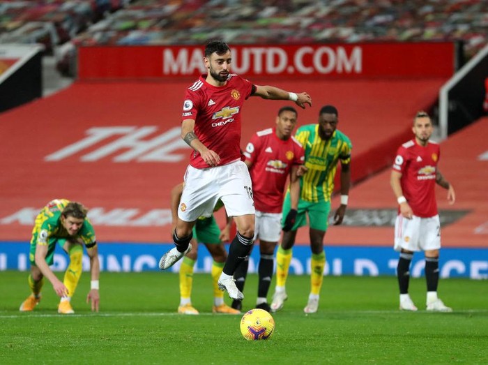 MANCHESTER, ENGLAND - NOVEMBER 21: Bruno Fernandes of Manchester United scores his teams first goal, a penalty which he is retaking following a VAR review that decided Sam Johnstone of West Bromwich Albion (not pictured) was off his line for the original penalty, during the Premier League match between Manchester United and West Bromwich Albion at Old Trafford on November 21, 2020 in Manchester, England. Sporting stadiums around the UK remain under strict restrictions due to the Coronavirus Pandemic as Government social distancing laws prohibit fans inside venues resulting in games being played behind closed doors. (Photo by Catherine Ivill/Getty Images)