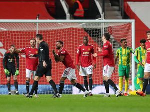 Beda Pendapat Ferdinand-Scholes soal Pelanggaran Bruno Fernandes Beda Pendapat Ferdinand-Scholes soal Pelanggaran Bruno Fernandes