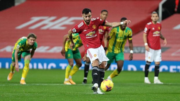 MANCHESTER, ENGLAND - NOVEMBER 21: Bruno Fernandes of Manchester United scores his team's first goal, a penalty which he is retaking following a VAR review that decided Sam Johnstone of West Bromwich Albion (not pictured) was off his line in the original penalty, during the Premier League match between Manchester United and West Bromwich Albion at Old Trafford on November 21, 2020 in Manchester, England. Sporting stadiums around the UK remain under strict restrictions due to the Coronavirus Pandemic as Government social distancing laws prohibit fans inside venues resulting in games being played behind closed doors. (Photo by Catherine Ivill/Getty Images)