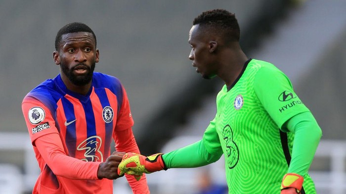 NEWCASTLE UPON TYNE, ENGLAND - NOVEMBER 21: Antonio Ruediger of Chelsea fist bumps teammate Edouard Mendy during the Premier League match between Newcastle United and Chelsea at St. James Park on November 21, 2020 in Newcastle upon Tyne, England. Sporting stadiums around the UK remain under strict restrictions due to the Coronavirus Pandemic as Government social distancing laws prohibit fans inside venues resulting in games being played behind closed doors. (Photo by Lindsey Parnaby - Pool/Getty Images)