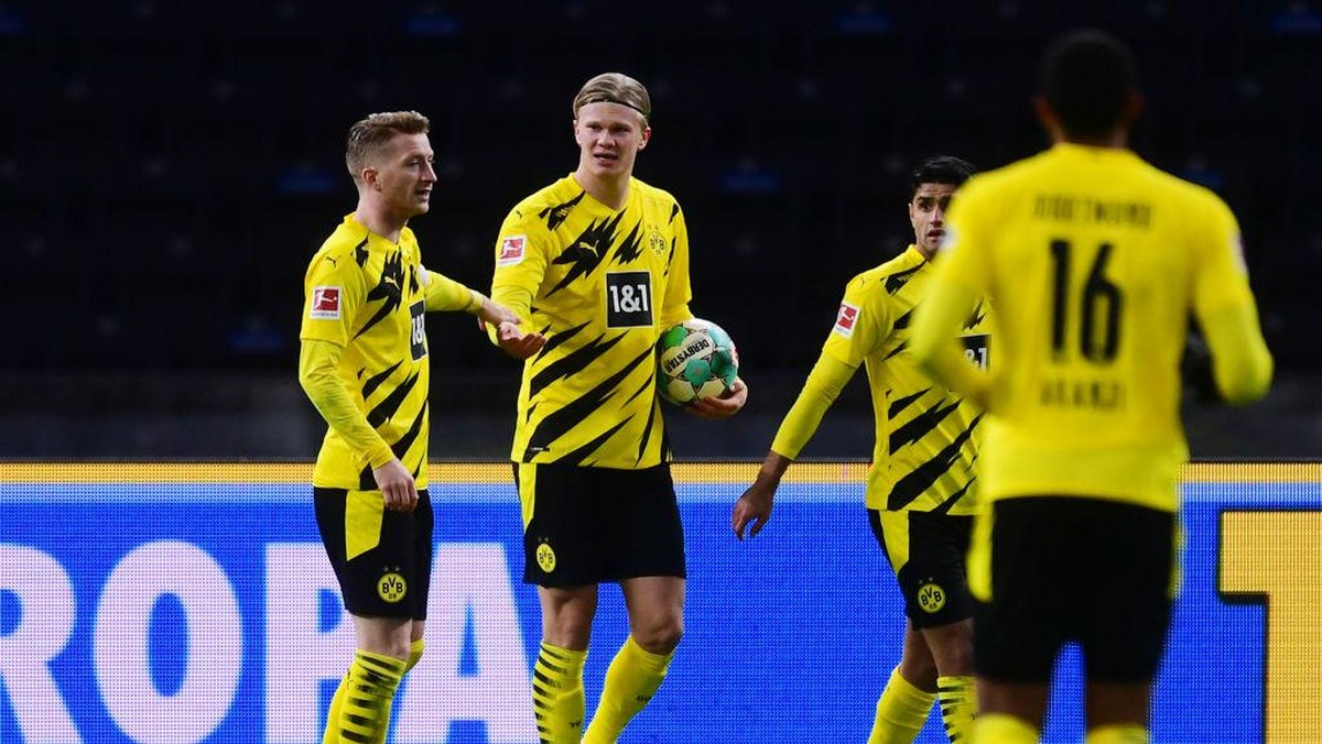 Haaland (memegang bola) kembali menjadi bintang kemenangan Dortmund. Foto: Clemens Bilan - Pool/Getty Image/Pool