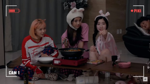 Dahyun menemukan kamera