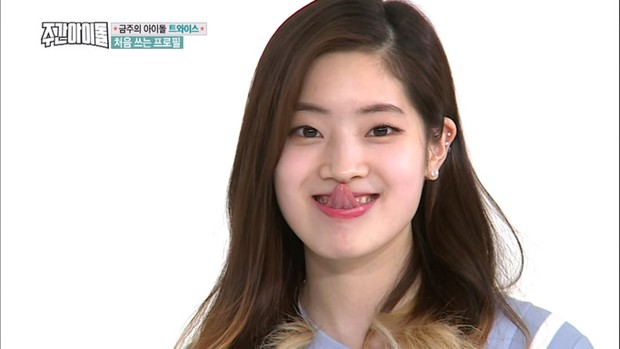 Dahyun menyentuh ujung hidungnya dengan lidah