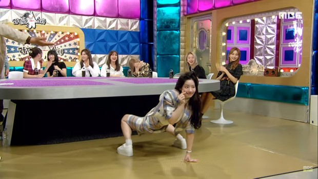 Dahyun memutar tubuh bagian atasnya 180 derajat