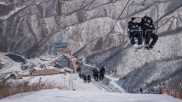 This photo taken on February 19, 2017 shows North Korean staff members riding a chair lift at the Masikryong, or Masik pass' ski resort, near North Korea's east coast port city of Wonsan. - A group of South Korean skiers on January 31, 2018 flew to North Korea for training after Washington exempted the flight from sanctions, Seoul officials said. (Photo by Ed JONES / AFP)