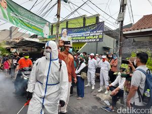 Laskar FPI Jaga Ketat Rumah HRS dari Penyemprotan Disinfektan, Ada Apa? Laskar FPI Jaga Ketat Rumah HRS dari Penyemprotan Disinfektan, Ada Apa?