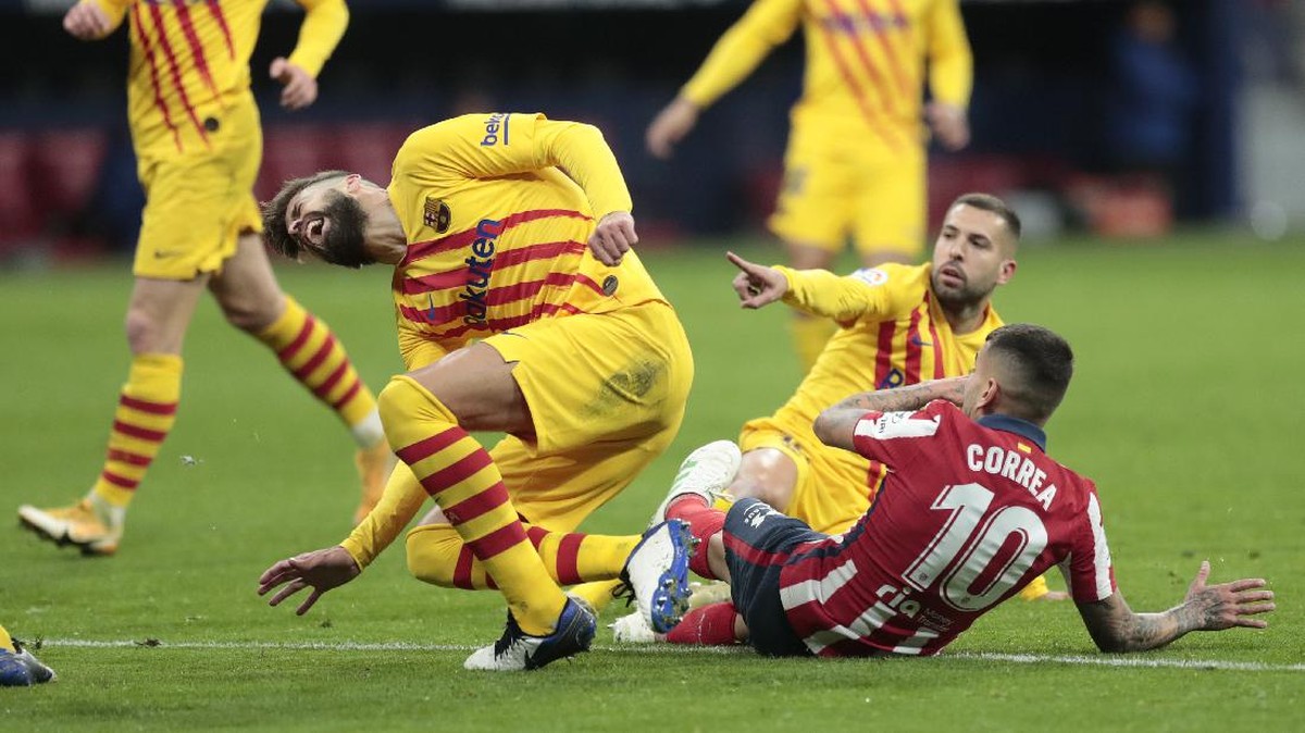 Gerard Pique mengalami masalah pada lututnya saat Barcelona dikalahkan Atletico Madrid (Foto: AP/Bernat Armangue)