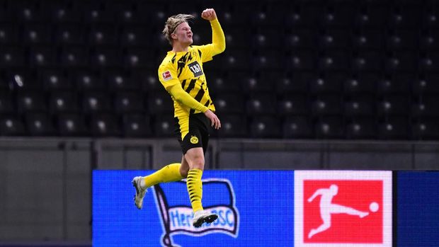 BERLIN, GERMANY - NOVEMBER 21: Erling Haaland of Dortmund celebrates his team's fifth and his personal fourth goal during the Bundesliga match between Hertha BSC and Borussia Dortmund at Olympiastadion on November 21, 2020 in Berlin, Germany. Football Stadiums around Europe remain empty due to the Coronavirus Pandemic as Government social distancing laws prohibit fans inside venues resulting in fixtures being played behind closed doors. (Photo by Clemens Bilan - Pool/Getty Images)