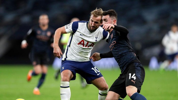 LONDON, ENGLAND - NOVEMBER 21: Harry Kane of Tottenham Hotspur battles for possession with Aymeric Laporte of Manchester City during the Premier League match between Tottenham Hotspur and Manchester City at Tottenham Hotspur Stadium on November 21, 2020 in London, England. Sporting stadiums around the UK remain under strict restrictions due to the Coronavirus Pandemic as Government social distancing laws prohibit fans inside venues resulting in games being played behind closed doors. (Photo Kirsty Wigglesworth - by Pool/Getty Images)