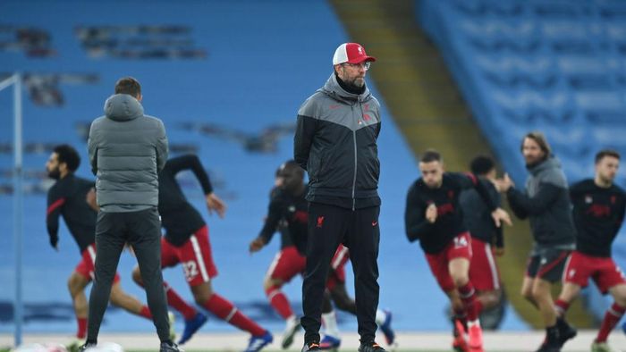 Juergen Klopp MANCHESTER, ENGLAND - NOVEMBER 08: Jurgen Klopp, Manager of Liverpool looks on prior to the Premier League match between Manchester City and Liverpool at Etihad Stadium on November 08, 2020 in Manchester, England. Sporting stadiums around the UK remain under strict restrictions due to the Coronavirus Pandemic as Government social distancing laws prohibit fans inside venues resulting in games being played behind closed doors. (Photo by Shaun Botterill/Getty Images)