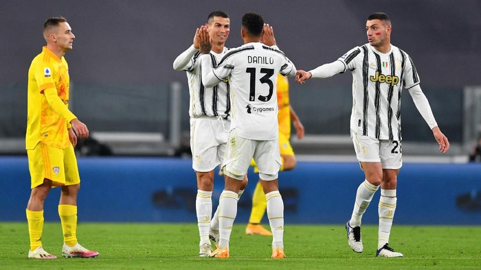 TURIN, ITALY - NOVEMBER 21: Cristiano Ronaldo of Juventus celebrates with teammate Danilo after scoring his teams first goal  during the Serie A match between Juventus and Cagliari Calcio at  on November 21, 2020 in Turin, Italy. Football Stadiums around Europe remain empty due to the Coronavirus Pandemic as Government social distancing laws prohibit fans inside venues resulting in fixtures being played behind closed doors. (Photo by Valerio Pennicino/Getty Images)