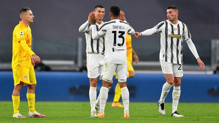 Juventus vs Cagliari TURIN, ITALY - NOVEMBER 21: Cristiano Ronaldo of Juventus celebrates with teammate Danilo after scoring his teams first goal during the Serie A match between Juventus and Cagliari Calcio at on November 21, 2020 in Turin, Italy. Football Stadiums around Europe remain empty due to the Coronavirus Pandemic as Government social distancing laws prohibit fans inside venues resulting in fixtures being played behind closed doors. (Photo by Valerio Pennicino/Getty Images)