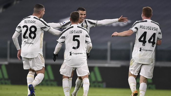 Juventus Juventus Cristiano Ronaldo celebrates after scoring a goal during the Serie A soccer match between Juventus and Cagliari, at the Allianz Stadium in Turin, Italy, Saturday, Nov. 21, 2020. (Marco Alpozzi/LaPresse via AP)