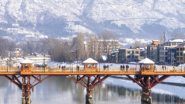 Beautiful scenery of Zero bridge with Himalaya mountain covered with snow in the background.