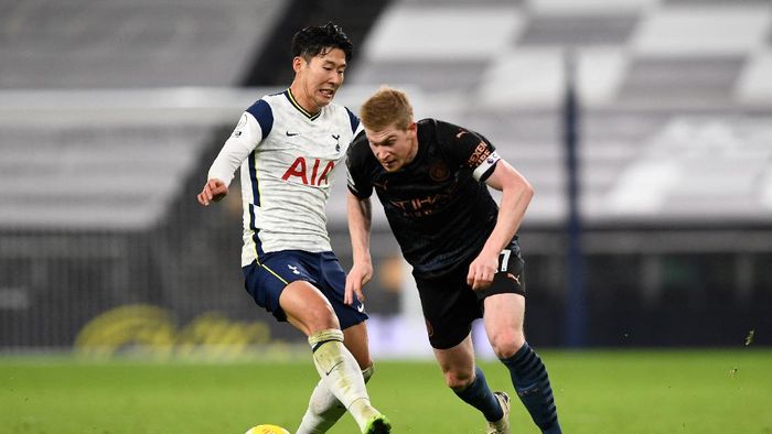 Kevin de Bruyne LONDON, ENGLAND - NOVEMBER 21: Kevin De Bruyne of Manchester City is challenged by Heung-Min Son of Tottenham Hotspur during the Premier League match between Tottenham Hotspur and Manchester City at Tottenham Hotspur Stadium on November 21, 2020 in London, England. Sporting stadiums around the UK remain under strict restrictions due to the Coronavirus Pandemic as Government social distancing laws prohibit fans inside venues resulting in games being played behind closed doors. (Photo Neil Hall - by Pool/Getty Images)