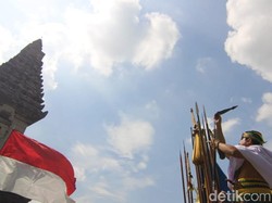 Berharap COVID-19 Hilang, Budayawan Pasuruan Kirab Pusaka di Candi Jawi