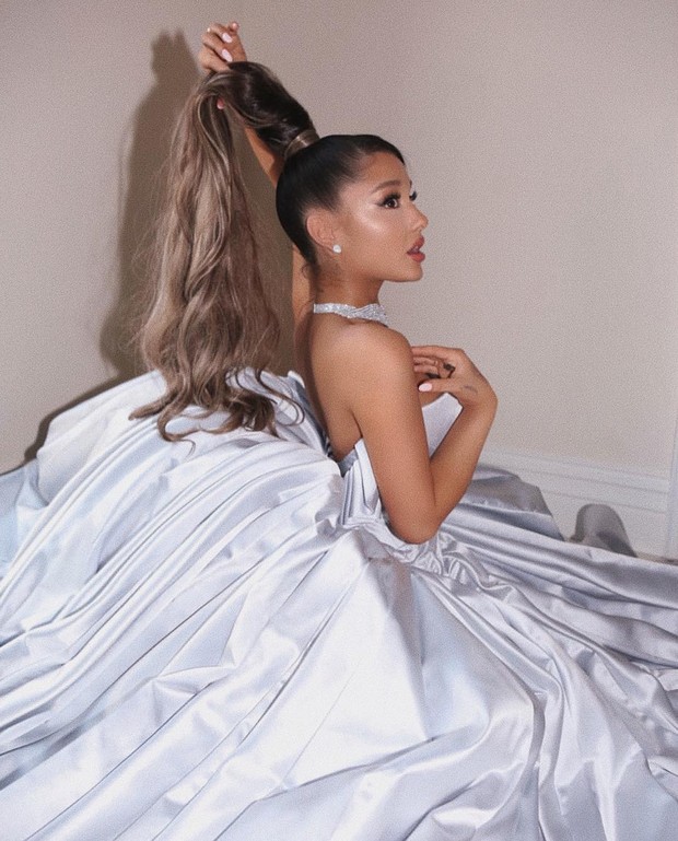 Tambahkan dry shampoo atau texture spray, mulailah merapikan bagian bawah kuncir kuda kamu, lakukan dari bawah ke atas.