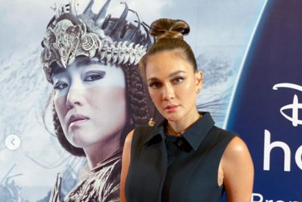 Luna Maya dalam konferensi pers Film Mulan/Instagram lunamaya Luna Maya mengisi suara dalam Bahasa Indonesia untuk tokoh Xianniang di film Mulan.