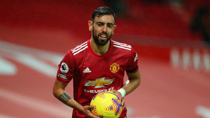 MANCHESTER, ENGLAND - NOVEMBER 21: Bruno Fernandes of Manchester United during the Premier League match between Manchester United and West Bromwich Albion at Old Trafford on November 21, 2020 in Manchester, England. Sporting stadiums around the UK remain under strict restrictions due to the Coronavirus Pandemic as Government social distancing laws prohibit fans inside venues resulting in games being played behind closed doors. (Photo by Catherine Ivill/Getty Images)