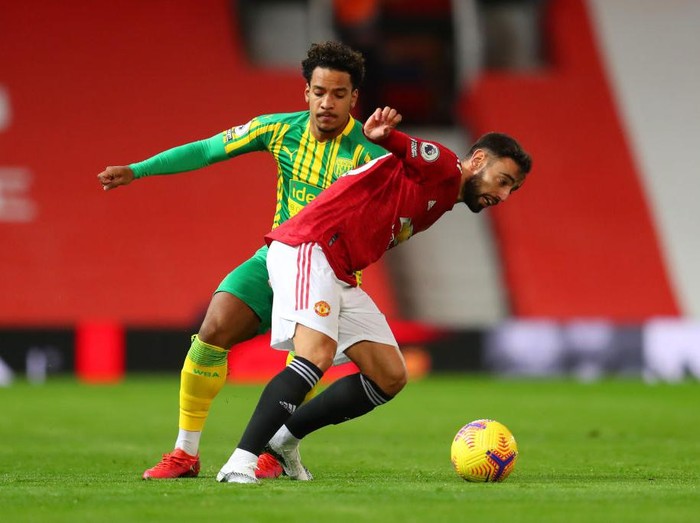 MANCHESTER, ENGLAND - NOVEMBER 21: Bruno Fernandes of Manchester United is challenged by Matheus Pereira of West Bromwich Albion during the Premier League match between Manchester United and West Bromwich Albion at Old Trafford on November 21, 2020 in Manchester, England. Sporting stadiums around the UK remain under strict restrictions due to the Coronavirus Pandemic as Government social distancing laws prohibit fans inside venues resulting in games being played behind closed doors. (Photo by Catherine Ivill/Getty Images)