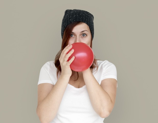 Meniup balon/freepik.com Meniup balon dapat membantu mengencangkan pipi sehingga tulang rahang lebih menonjol/freepik.com