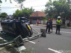 Mobil Angkutan Umum di Ciamis Tabrak PJU-Terguling, 3 Orang Luka-luka