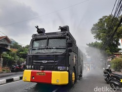 Pakai Water Cannon, Jalan KS Tubun Petamburan Disemprot Disinfektan