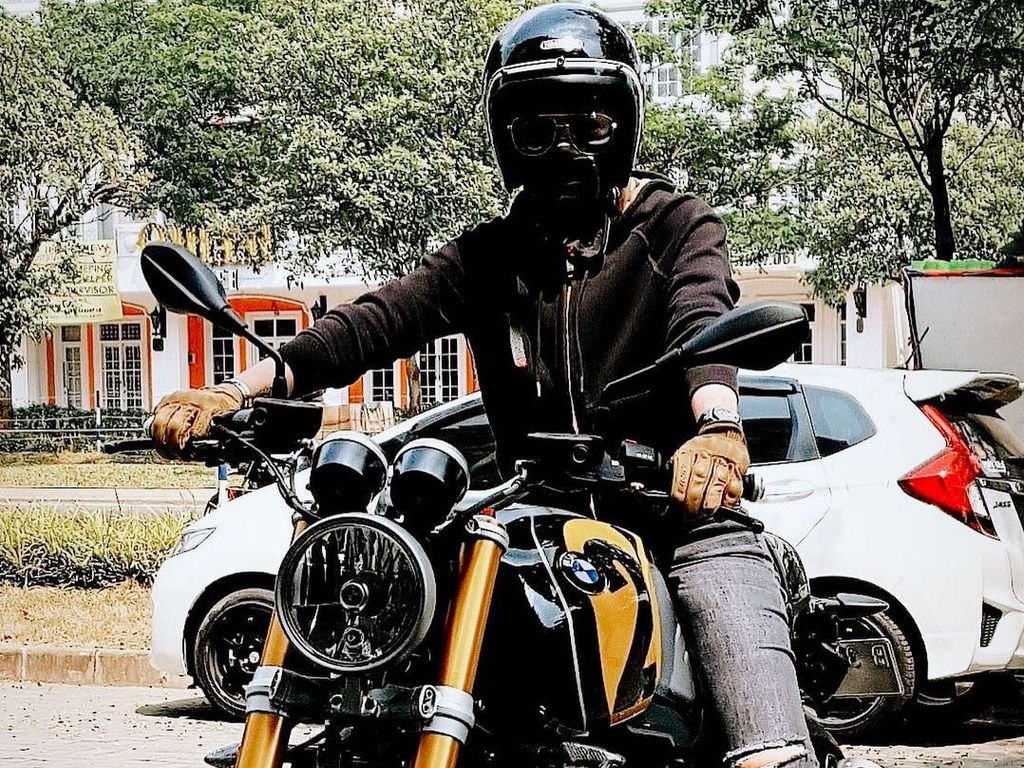 Aksi Nikita Mirzani Naik Moge, Katanya Sih Mau Nyopotin Baliho Aksi Nikita Mirzani Naik Moge, Katanya Sih Mau Nyopotin Baliho