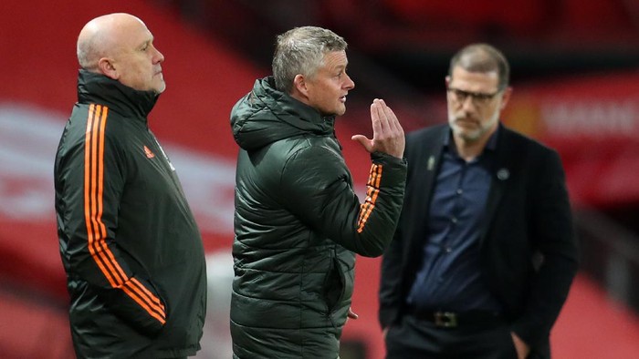 MANCHESTER, ENGLAND - NOVEMBER 21: Ole Gunnar Solskjaer, Manager of Manchester United gives his team instructions during the Premier League match between Manchester United and West Bromwich Albion at Old Trafford on November 21, 2020 in Manchester, England. Sporting stadiums around the UK remain under strict restrictions due to the Coronavirus Pandemic as Government social distancing laws prohibit fans inside venues resulting in games being played behind closed doors. (Photo by Catherine Ivill/Getty Images)